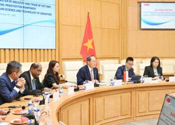 Việt Nam - Singapore đã trao đổi sâu về dự án xuất khẩu năng lượng tái tạo từ Việt Nam sang Singapore, bao gồm cả phương án truyền tải trực tiếp (Việt Nam – Singapore)