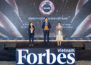 Ông Nguyễn Quốc Khánh - Giám đốc Điều hành Nghiên cứu và Phát triển Vinamilk nhận vinh danh Top 50 Công ty niêm yết tốt nhất Việt Nam - Ảnh: Forbes Việt Nam.