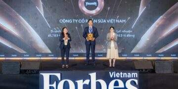 Ông Nguyễn Quốc Khánh - Giám đốc Điều hành Nghiên cứu và Phát triển Vinamilk nhận vinh danh Top 50 Công ty niêm yết tốt nhất Việt Nam - Ảnh: Forbes Việt Nam.