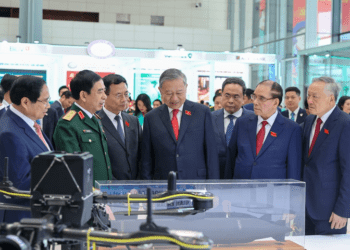 Tổng Bí thư Tô Lâm, Thủ tướng Phạm Minh Chính và các đại biểu tham quan triển lãm thành tựu khoa học công nghệ, đổi mới sáng tạo và chuyển đổi số trong khuôn khổ Đại hội.