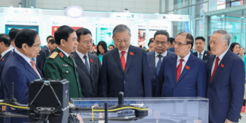 Tổng Bí thư Tô Lâm, Thủ tướng Phạm Minh Chính và các đại biểu tham quan triển lãm thành tựu khoa học công nghệ, đổi mới sáng tạo và chuyển đổi số trong khuôn khổ Đại hội.