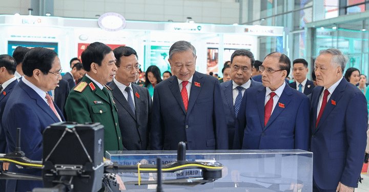 Tổng Bí thư Tô Lâm, Thủ tướng Phạm Minh Chính và các đại biểu tham quan triển lãm thành tựu khoa học công nghệ, đổi mới sáng tạo và chuyển đổi số trong khuôn khổ Đại hội.