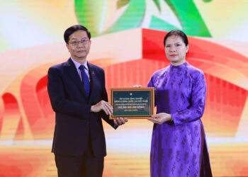 Tại lễ bế mạc Hội chợ mùa Thu lần thứ nhất - 2025, Petrovietnam đã trao ủng hộ đồng bào vùng lũ số tiền 100 tỉ đồng.