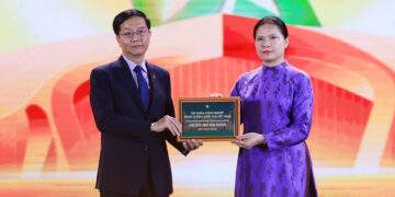 Tại lễ bế mạc Hội chợ mùa Thu lần thứ nhất - 2025, Petrovietnam đã trao ủng hộ đồng bào vùng lũ số tiền 100 tỉ đồng.