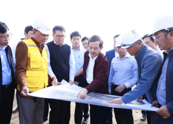 Phó Bí thư Tỉnh ủy, Chủ tịch UBND tỉnh Bắc Ninh Phạm Hoàng Sơn tại buổi kiểm tra tiến độ dự án Cảng hàng không Quốc tế Gia Bình. Ảnh: CTT tỉnh Bắc Ninh