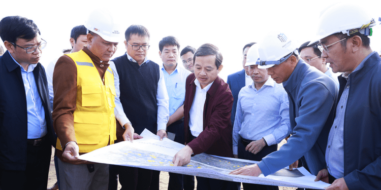 Phó Bí thư Tỉnh ủy, Chủ tịch UBND tỉnh Bắc Ninh Phạm Hoàng Sơn tại buổi kiểm tra tiến độ dự án Cảng hàng không Quốc tế Gia Bình. Ảnh: CTT tỉnh Bắc Ninh