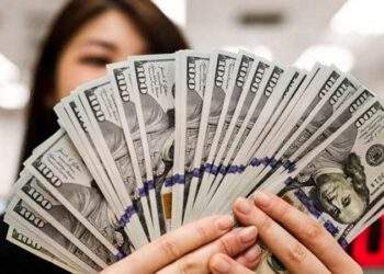 Bật tăng, giá USD chợ đen tiến sát mốc 28.000 đồng