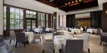 Không gian sang trọng, riêng tư và thoáng đãng - lý tưởng cho những buổi gặp gỡ đối tác hoặc bữa tối lãng mạn dành cho các cặp đôi.