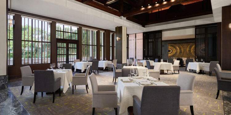 Không gian sang trọng, riêng tư và thoáng đãng - lý tưởng cho những buổi gặp gỡ đối tác hoặc bữa tối lãng mạn dành cho các cặp đôi.