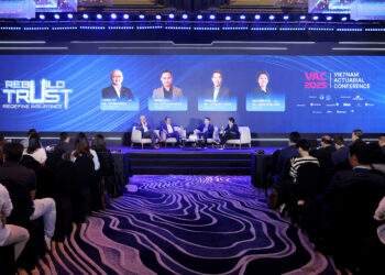 Các chuyên gia thảo luận tại tọa đàm.