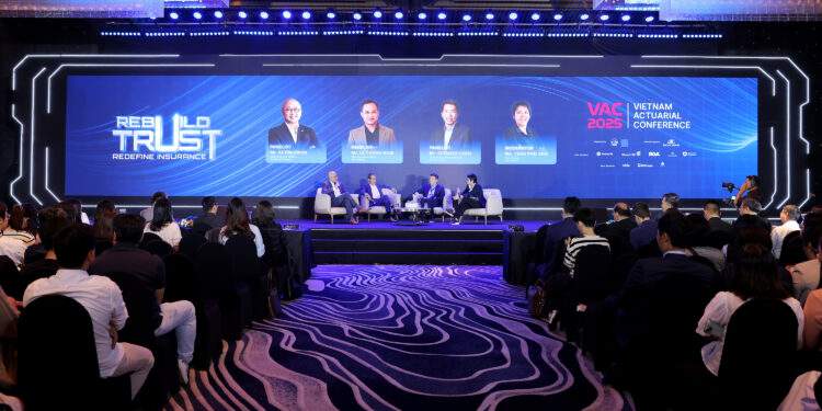 Các chuyên gia thảo luận tại tọa đàm.