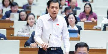 Đại biểu Trần Anh Tuấn, Đoàn Đại biểu Quốc hội Thành phố Hồ Chí Minh, phát biểu tại phiên thảo luận. 