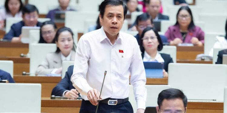 Đại biểu Trần Anh Tuấn, Đoàn Đại biểu Quốc hội Thành phố Hồ Chí Minh, phát biểu tại phiên thảo luận. 