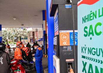 Chỉ bán xăng E10 từ 1/6/2026; sắp ngừng giao dịch ngân hàng bằng hộ chiếu