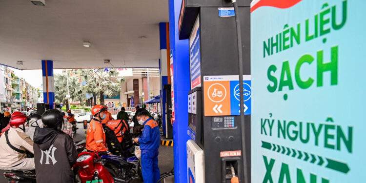 Chỉ bán xăng E10 từ 1/6/2026; sắp ngừng giao dịch ngân hàng bằng hộ chiếu