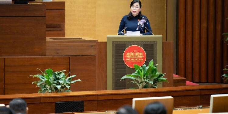 Chủ nhiệm Ủy ban Khoa học, Công nghệ và Môi trường Nguyễn Thanh Hải trình bày Báo cáo thẩm tra. 