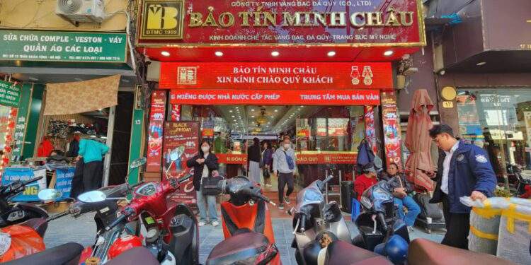 Cửa hàng bán 50 chỉ vàng/người, khách mua bất ngờ vắng vẻ