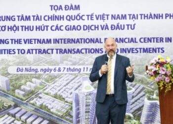 Ông Rich Mc Clellan, thành viên Ban tư vấn Trung tâm Tài chính quốc tế Việt Nam, chia sẻ tại tọa đàm.