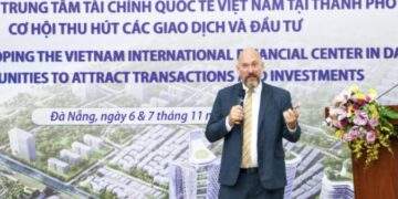 Ông Rich Mc Clellan, thành viên Ban tư vấn Trung tâm Tài chính quốc tế Việt Nam, chia sẻ tại tọa đàm.
