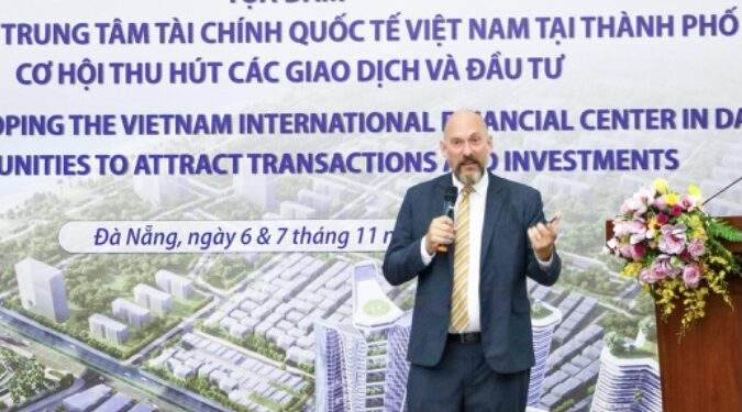 Ông Rich Mc Clellan, thành viên Ban tư vấn Trung tâm Tài chính quốc tế Việt Nam, chia sẻ tại tọa đàm.