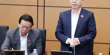 Đại biểu Trần Văn Khải, đoàn ĐBQH Ninh Bình phát biểu tại tổ. Ảnh: Media Quốc hội.