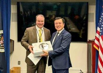 Thứ trưởng Bộ Công Thương, Phó Trưởng Đoàn đàm phán Chính phủ Nguyễn Sinh Nhật Tân và đại diện phía Hoa Kỳ.