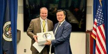 Thứ trưởng Bộ Công Thương, Phó Trưởng Đoàn đàm phán Chính phủ Nguyễn Sinh Nhật Tân và đại diện phía Hoa Kỳ.