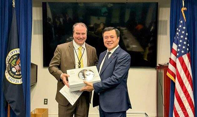 Thứ trưởng Bộ Công Thương, Phó Trưởng Đoàn đàm phán Chính phủ Nguyễn Sinh Nhật Tân và đại diện phía Hoa Kỳ.