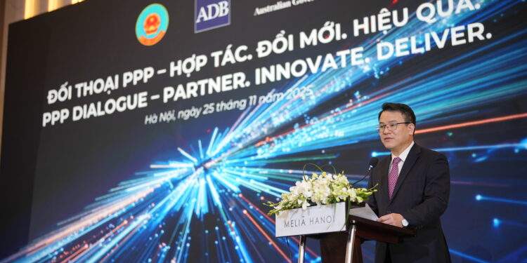 Thứ trưởng Bộ Tài chính Trần Quốc Phương phát biểu khai mạc sự kiện.