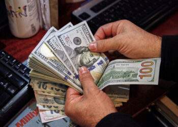 Dollar declines against dong on black market