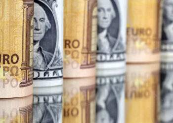 Dollar edges up against dong