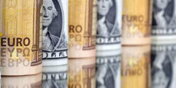 Dollar edges up against dong