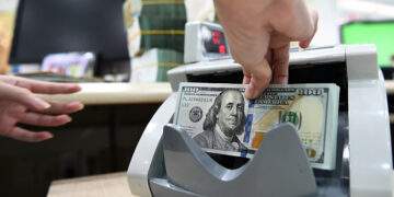 Dollar gains over dong - VnExpress International