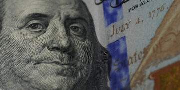 Dollar inches up against dong on black market