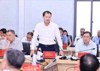 Bí thư Tỉnh ủy  tỉnh Đồng Nai Vũ Hồng Văn phát biểu tại buổi làm việc. Ảnh: Báo Đồng Nai.