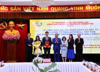 Lãnh đạo tỉnh Đồng Nai và nhà đầu tư tại buổi lễ trao giấy chứng nhận đầu tư.