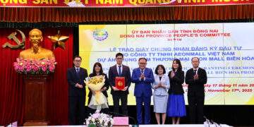 Lãnh đạo tỉnh Đồng Nai và nhà đầu tư tại buổi lễ trao giấy chứng nhận đầu tư.