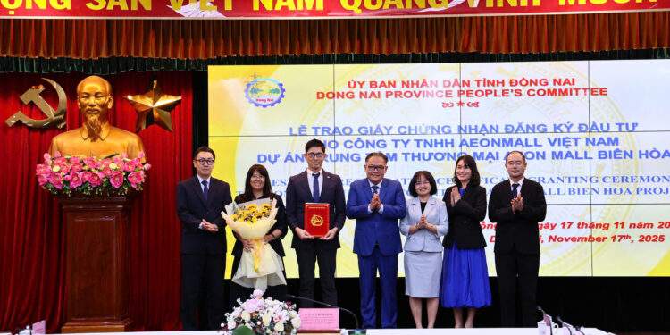 Lãnh đạo tỉnh Đồng Nai và nhà đầu tư tại buổi lễ trao giấy chứng nhận đầu tư.