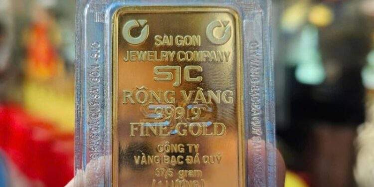 Đồng loạt tăng mạnh, vàng SJC cách đỉnh 1,2 triệu đồng/lượng