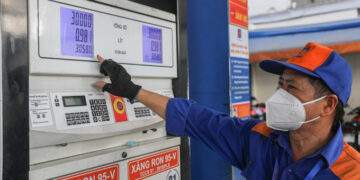 Gasoline prices drop - VnExpress International
