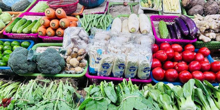 Giá rau xanh có loại 180.000 đồng/kg, tôm hùm chỉ còn 200.000 đồng/kg