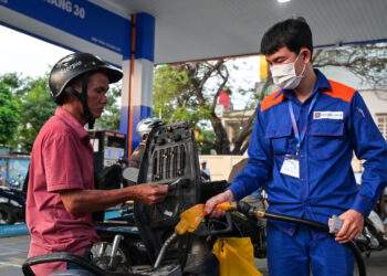 Giá xăng ngày mai dự báo giảm mạnh