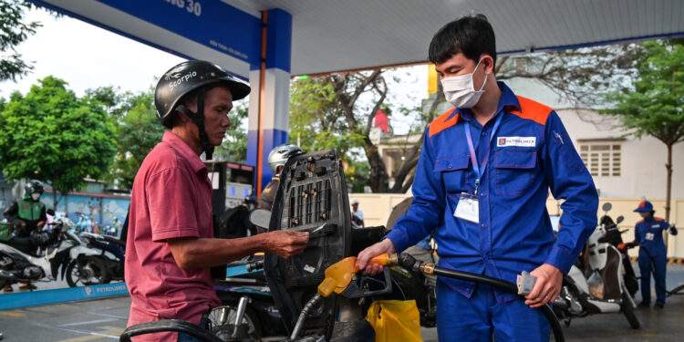 Giá xăng ngày mai dự báo giảm mạnh