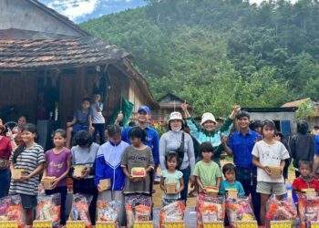 Hàng trăm tấn lương thực được Masan trao tận tay bà con vùng lũ