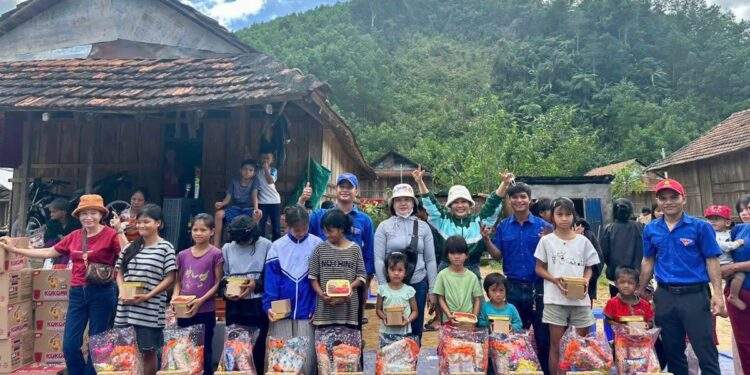 Hàng trăm tấn lương thực được Masan trao tận tay bà con vùng lũ