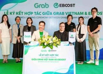 Đại diện Grab Việt Nam và EBOOST kí thoả thuận hợp tác.