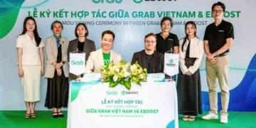 Đại diện Grab Việt Nam và EBOOST kí thoả thuận hợp tác.