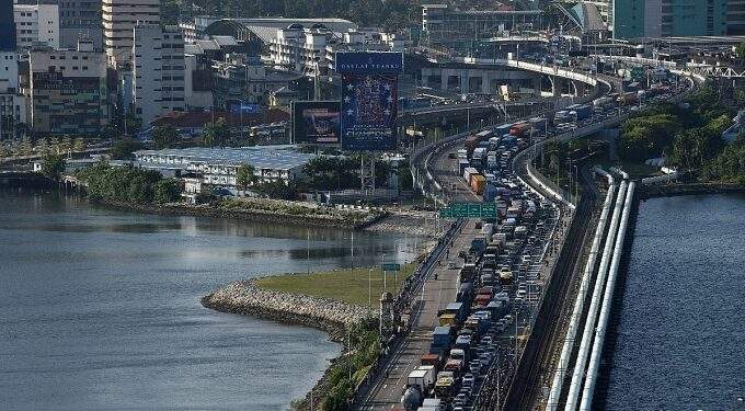 Illegal Malaysia-Singapore ride-hailing touts return from hiding