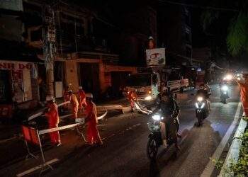 Các đơn vị điện lực đang nỗ lực khôi phục sự cố để cấp điện trở lại cho các khu vực bị ảnh hưởng do bão.