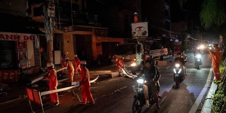 Các đơn vị điện lực đang nỗ lực khôi phục sự cố để cấp điện trở lại cho các khu vực bị ảnh hưởng do bão.